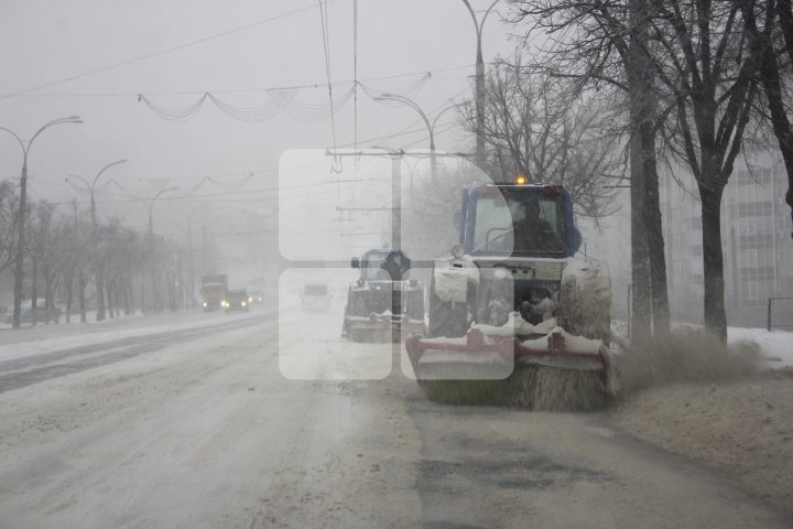 FENOMENE DE IARNĂ EXTREMĂ în luna Martie. Cum s-a circulat în Chişinău pe ninsoare abundentă (FOTOREPORT)