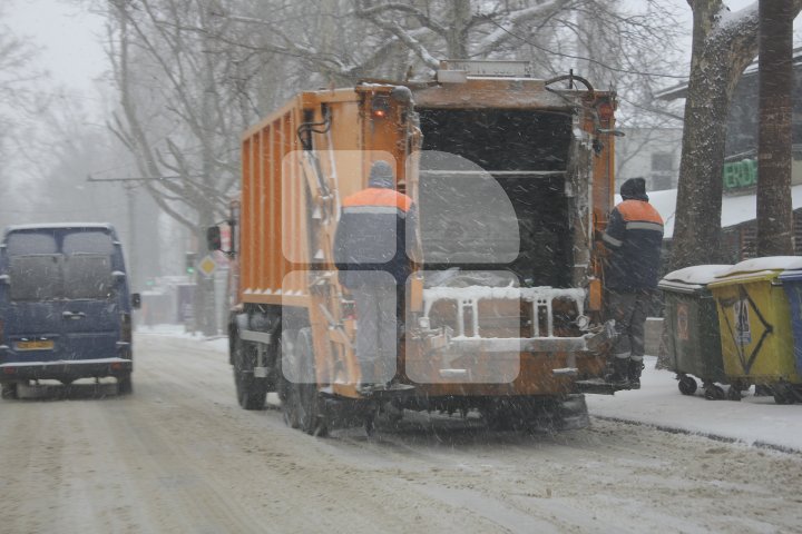 FENOMENE DE IARNĂ EXTREMĂ în luna Martie. Cum s-a circulat în Chişinău pe ninsoare abundentă (FOTOREPORT)