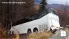 GROAZNIC! Manevra greşită a unui şofer a dus autocarul cu 29 de turişti într-o râpă (VIDEO)