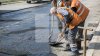 BĂTAIE DE JOC! Cum au frezat o porţiune de asfalt câţiva muncitori din Capitală (FOTO)