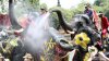 PUBLIKA WORLD: Festivalul Apei în Thailanda. Elefanţii i-au stropit cu apă pe turişti, pentru a alunga ghinionul