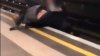 IMAGINI CU PUTERNIC IMPACT EMOŢIONAL! Doi bărbați în stare de ebrietate au căzut pe șinele de metrou (VIDEO)