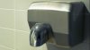 BINE DE ŞTIUT! De ce n-ar trebui să mai folosești niciodată uscătorul de mâini din toaletele publice