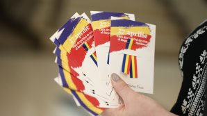 Ziua Drapelului de Stat al Republicii Moldova. Andrian Candu a oferit panglici de tricolor vizitatorilor și angajaților din Parlament