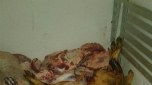 ATENȚIE mare la ce cumpărați din Piața Centrală. Un bărbat, prins în timp ce transporta carne în condiții MIZERABILE (FOTO)