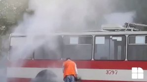 Alertă în Capitală. Un troleibuz a luat foc la intersecția străzilor Alecu Russo și Nicolae Dimo (VIDEO)