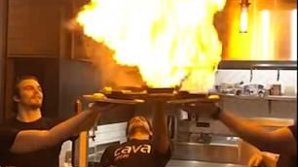 Incident într-un local din Baltimore. Momentul în care mai mulţi clienţi au fost stropiţi de senzorul de apă (VIDEO)