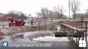 PUBLIKA WORLD: Inundaţii puternice în Ucraina. Mai mulţi oameni, evacuaţi din cauza puhoaielor 