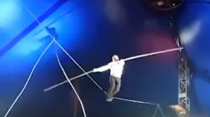 SPAIMĂ LA UN CIRC DIN RUSIA. Un acrobat a căzut de la câțiva metri înălțime după ce sârma pe care mergea s-a rupt