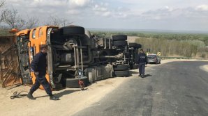 Un camion S-A RĂSTURNAT pe şosea în raionul Cahul. Polițiștii de frontieră din Giurgiulești au intervenit să ajute şoferul (FOTO)