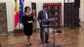 EXPOZIŢIE INEDITĂ ÎN FRANŢA: Mai multe covoare şi costume tradiţionale moldoveneşti, prezentate în cadrul unui vernisaj