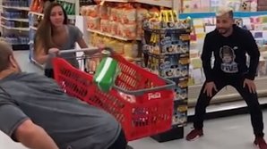 VIRAL PE INTERNET. DJ Diveny suprins într-un magazin cum jongla cu pachete de produse alimentare