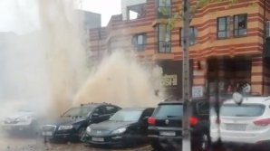 Havuz într-o parcare din Kiev. O conductă de apă s-a spart şi a fost inundată o stradă