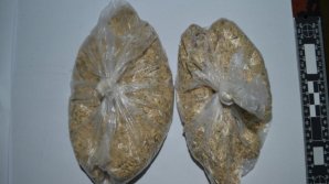 Prins cu droguri în buzunare. Un tânăr de 18 ani REŢINUT în plină stradă pentru comportament suspect (VIDEO)