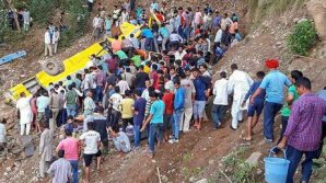 ACCIDENT ÎNFIORĂTOR: Cel puţin 27 de copii au murit după ce un autobuz şcolar a căzut într-o prăpastie (VIDEO)