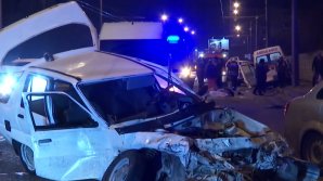 ACCIDENT TERIBIL ÎN HARKOV. Doi oameni au murit, iar trei au fost răniţi după ce o maşină s-a ciocnit violent cu o ambulanţă