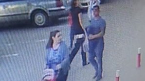 O femeie cu copil în cărucior, jefuită pe stradă ziua în amiaza mare (VIDEO)