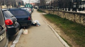 POZA ZILEI: Modul în care un muncitor vopsea bordura cu var pe o stradă din Capitală 