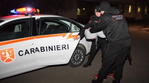 Carabinierii au prins o persoană care a sustras o coroană funerară de la Monumentul lui Ștefan cel Mare și Sfânt (VIDEO)