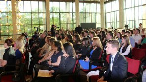 Cei mai buni 50 studenţi din Moldova au primit burse de merit în valoare de 12.000 de lei