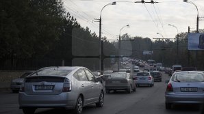 COŞMARUL ŞOFERILOR. Cum arată o intersecţie aglomerată în Chişinău (FOTO)