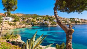 Doi părinți au fost arestați în vacanță, după ce și-au abandonat copiii pentru a petrece