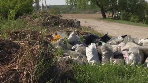 Locuitorii municipiului Bălţi, revoltaţi din cauza gunoiului din apropierea lacului orăşenesc