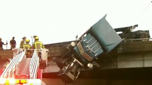 ACCIDENT GRAV ÎN TEXAS. Un bărbat a murit după ce un camion a fost la un pas de a cădea de pe pod