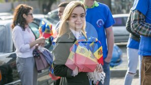 Omagiu Tricolorului! Tinerii democraţi au împărţit mii de steguleţe în Capitală (FOTO)