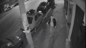 Poliția română cere ajutorul! Bărbatul din imagine este căutat după ce a dat foc la opt mașini (VIDEO)