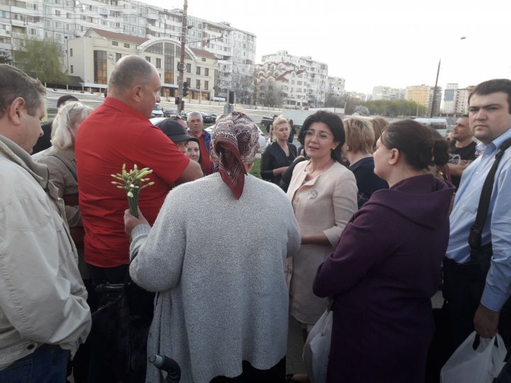 Cozi imense pe aleea de la Ciocana. Chișinăuienii stau la rând pentru a semna pentru Silvia Radu (FOTO)