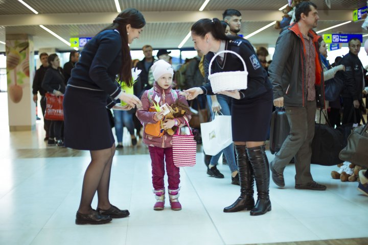 SURPRIZE LA FRONTIERĂ. Copiii care vin în țară vor primi dulciuri cu ocazia sărbătorilor de Paște (FOTO)