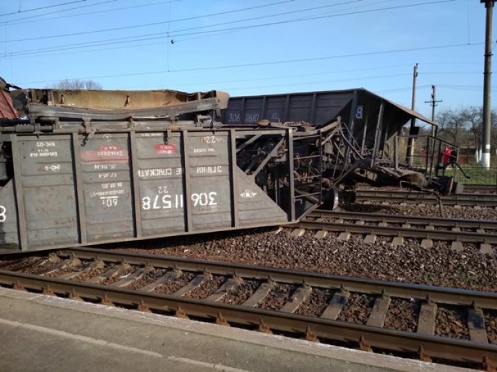 Accident feroviar în Ucraina. Cel puţin zece vagoane au deraiat, traficul feroviar a fost blocat lângă Lvov (GALERIE FOTO)