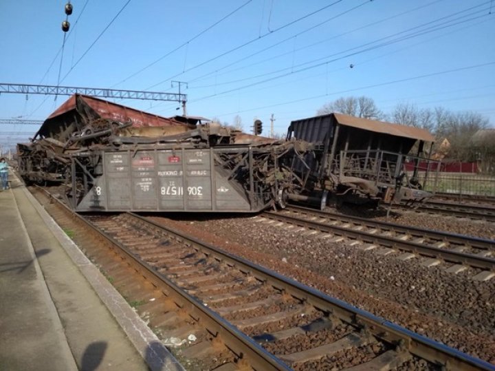 Accident feroviar în Ucraina. Cel puţin zece vagoane au deraiat, traficul feroviar a fost blocat lângă Lvov (GALERIE FOTO)