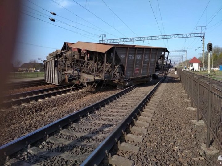 Accident feroviar în Ucraina. Cel puţin zece vagoane au deraiat, traficul feroviar a fost blocat lângă Lvov (GALERIE FOTO)