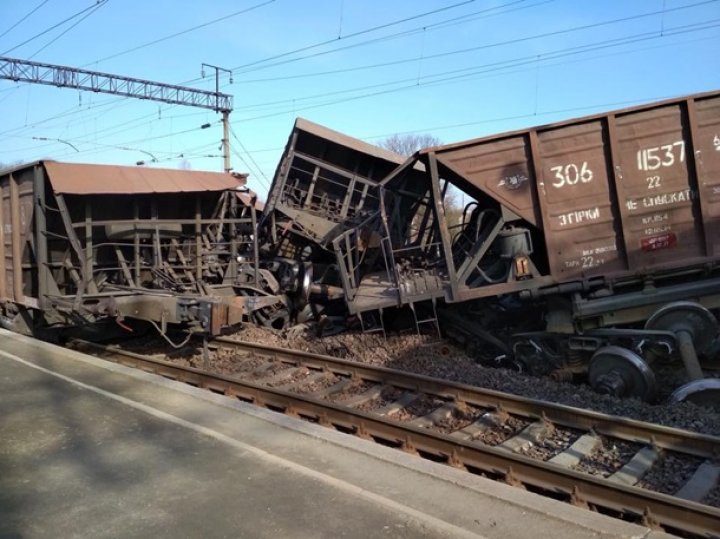 Accident feroviar în Ucraina. Cel puţin zece vagoane au deraiat, traficul feroviar a fost blocat lângă Lvov (GALERIE FOTO)