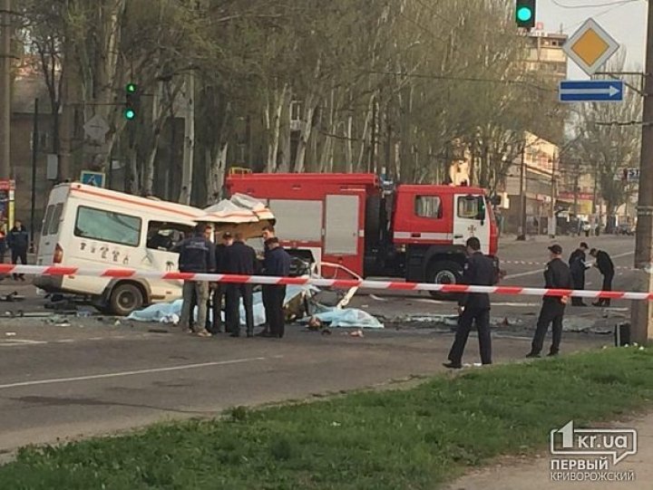 ACCIDENT GRAV ÎN UCRAINA. Opt oameni au murit, iar 19 au fost răniţi, după ce o maşină a intrat într-un microbuz (FOTO/VIDEO)