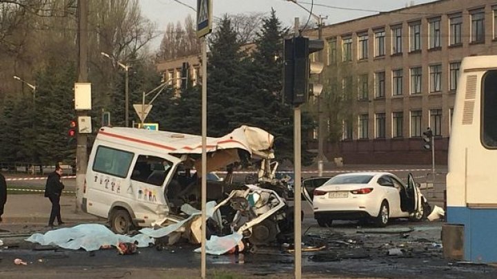 ACCIDENT GRAV ÎN UCRAINA. Opt oameni au murit, iar 19 au fost răniţi, după ce o maşină a intrat într-un microbuz (FOTO/VIDEO)