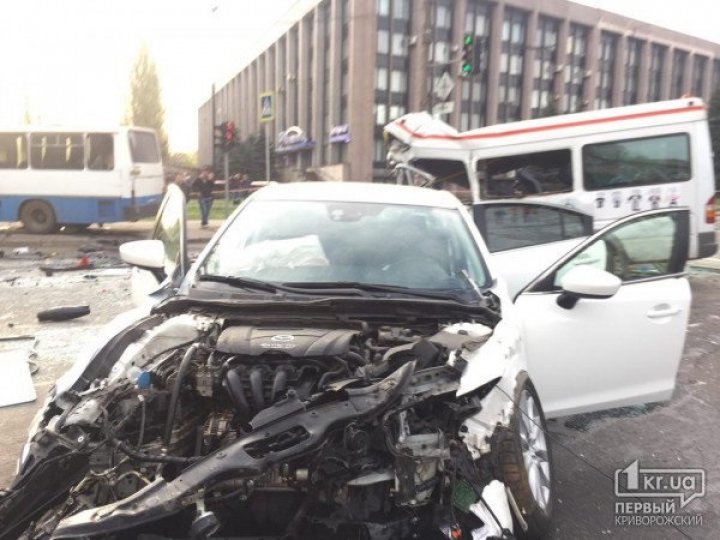 ACCIDENT GRAV ÎN UCRAINA. Opt oameni au murit, iar 19 au fost răniţi, după ce o maşină a intrat într-un microbuz (FOTO/VIDEO)