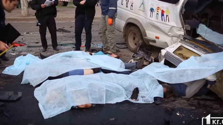 ACCIDENT GRAV ÎN UCRAINA. Opt oameni au murit, iar 19 au fost răniţi, după ce o maşină a intrat într-un microbuz (FOTO/VIDEO)