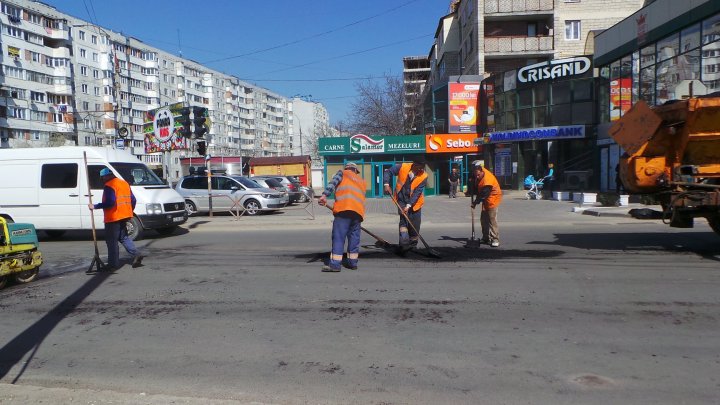 Marea plombare a drumurilor este în toi! Drumarii au intervenit astăzi pe opt străzi din Capitală