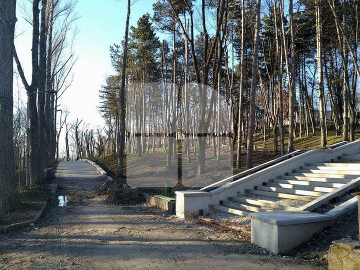 Lucrările de reparaţie a scărilor din parcul Valea Morilor, continuă. Vor fi iluminate, iar spațiul din jur va fi înverzit