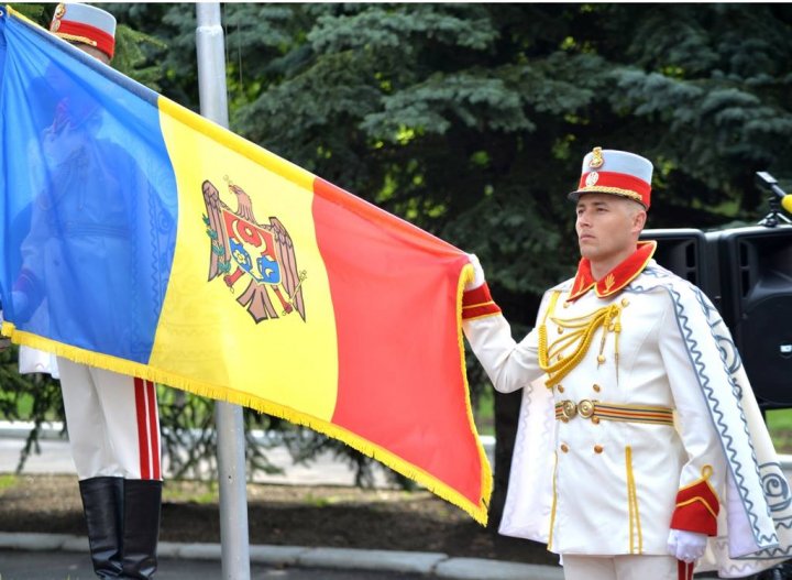 Ziua Drapelului de Stat. Pavel Filip le-a mulţumit militarilor că ne poartă faima (FOTO)