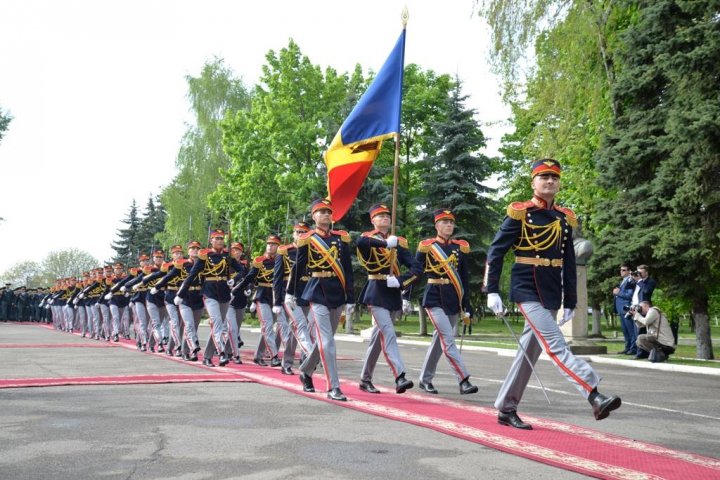 Ziua Drapelului de Stat. Pavel Filip le-a mulţumit militarilor că ne poartă faima (FOTO)