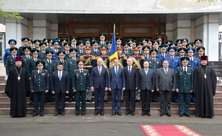 Ziua Drapelului de Stat. Pavel Filip le-a mulţumit militarilor că ne poartă faima (FOTO)