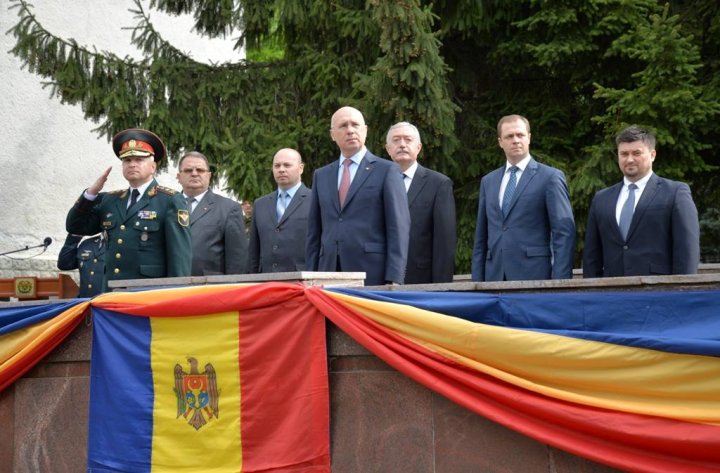 Ziua Drapelului de Stat. Pavel Filip le-a mulţumit militarilor că ne poartă faima (FOTO)