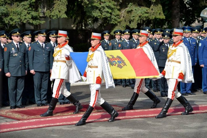 Ziua Drapelului de Stat. Pavel Filip le-a mulţumit militarilor că ne poartă faima (FOTO)