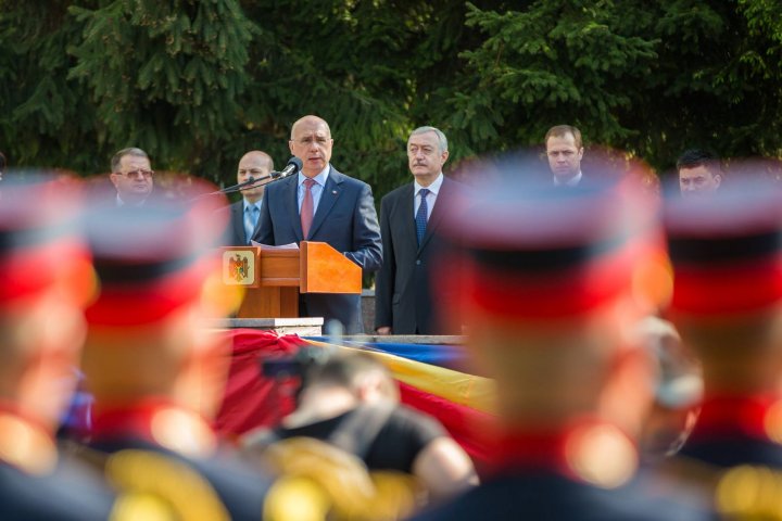 Pavel Filip: Indiferent de orientarea politică, în faţa drapelului suntem cu toţii egali