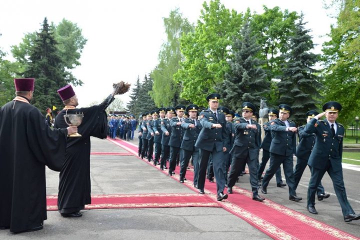 Ziua Drapelului de Stat. Pavel Filip le-a mulţumit militarilor că ne poartă faima (FOTO)