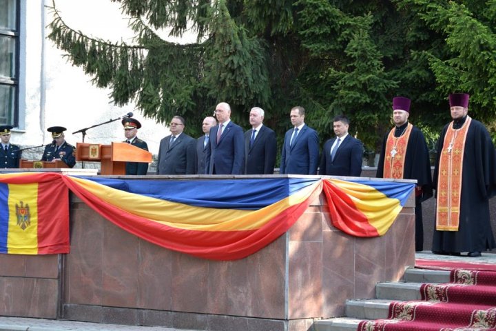 Ziua Drapelului de Stat. Pavel Filip le-a mulţumit militarilor că ne poartă faima (FOTO)